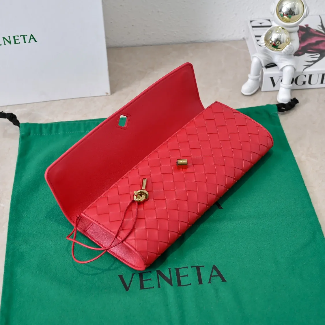The batch of 1360 BV Andiamo evening handbags has been heavily planted again~ The designer aesthetics in the era of economic downturn are back. I fall in love with it at first sight and can't put it down. It's so beautiful and full of aura. The shape and texture are very competitive. It's light in weight and has sufficient capacity. It's a must-have for fashionistas. It's suitable for many occasions, minimalist, high-end and light luxury. Model No.: 741511 Size: 31*13*3cm